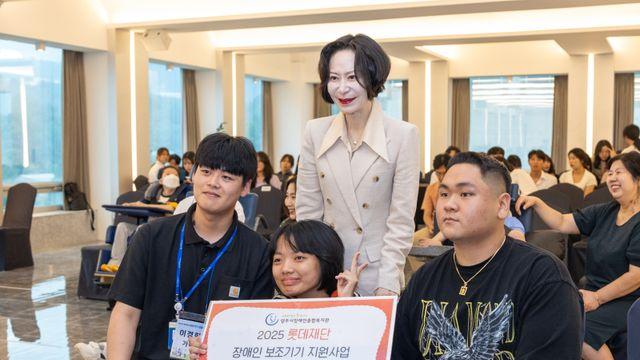 롯데재단, 전국 뇌병변·지체장애인에 3억 상당 맞춤형 보조기기 지원