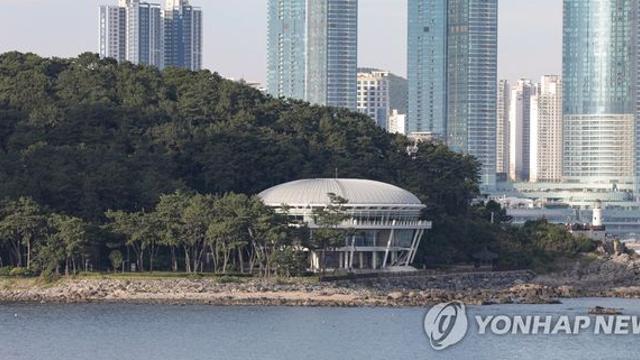 부산 앞바다서 남성 변사체 발견