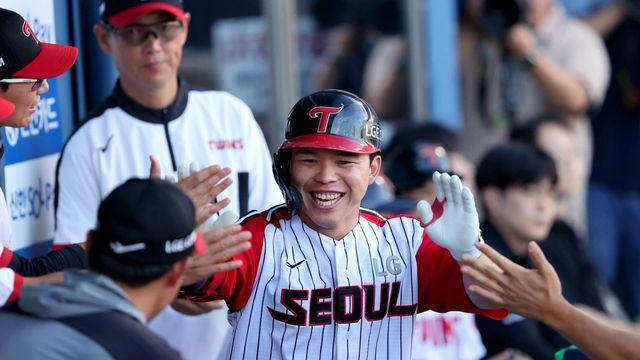 타석에서는 마수걸이 홈런, 수비에서는 특급 보살…문성주 맹활약, 시즌 2번째 LG 50승 달성 [SD 잠실 스타]