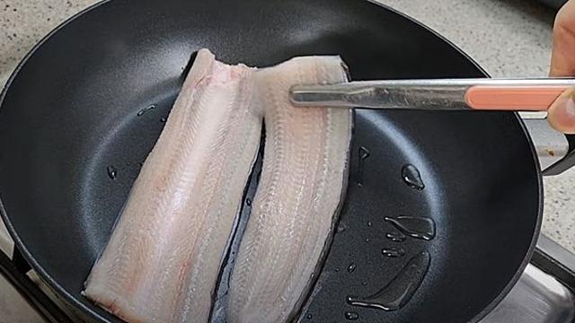 식용유 많이 안 둘러도 장어 바삭하게 구우려면 '이 방향'으로 놓으세요