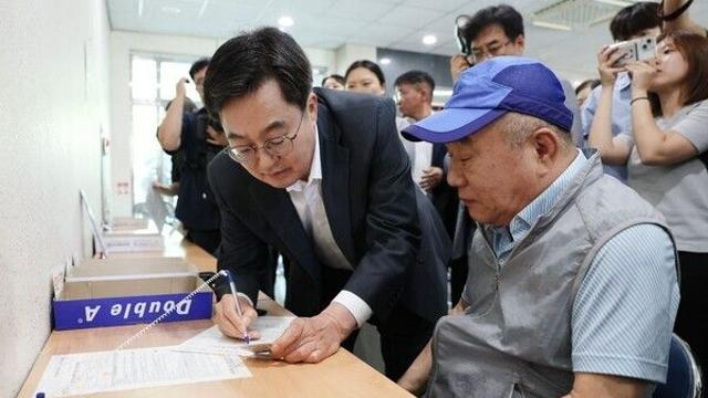 김동연, '민생회복 소비쿠폰' 첫날 현장점검