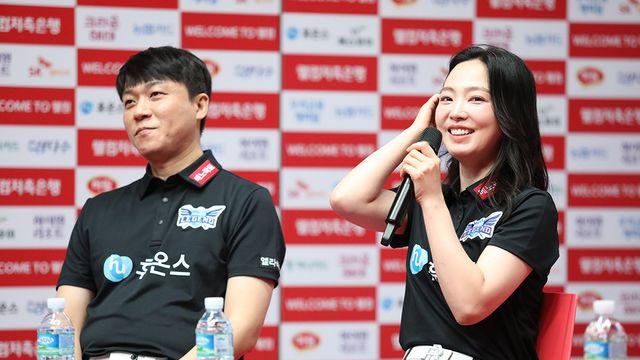 여유로운 미소로 미디어데이 빍히는 차유람…
