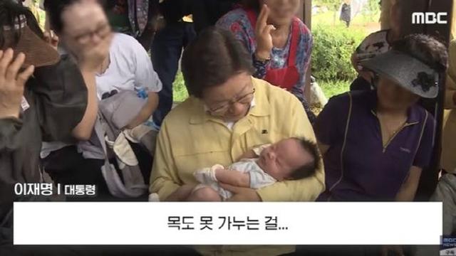 “마음 아파” 아기 안고 우산 씌워주고…李대통령, 수재민 위로