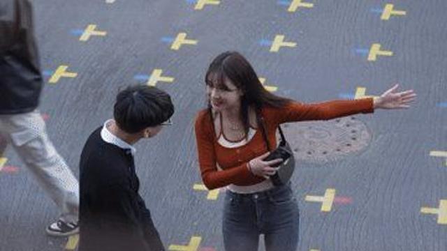 가던 길 멈추고 청각 장애인 도와주는 여자