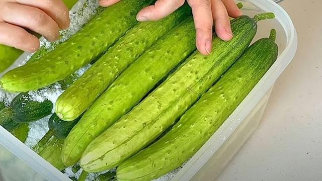 여름에 쟁여두고 먹는 오이지, 놀랍게도 '물 없이' 가능합니다