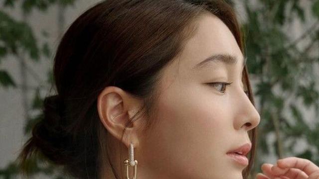이민정 보정 필요없는 완벽 '옆태' 미모로 화보 완성