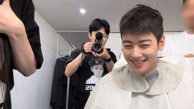 차은우, 입대 앞두고 머리 싹뚝… 그럼에도 빛나는 비주얼