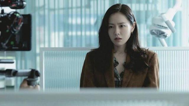 아들 낳아도 손예진 미모는 '어쩔수가없다'