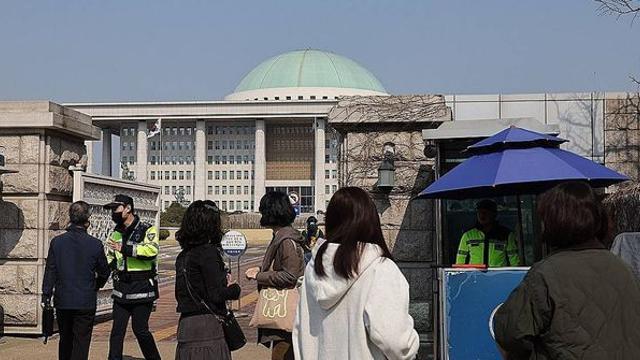 타정총 공포탄 수백발 소지하고 국회 들어가려던 80대 검거