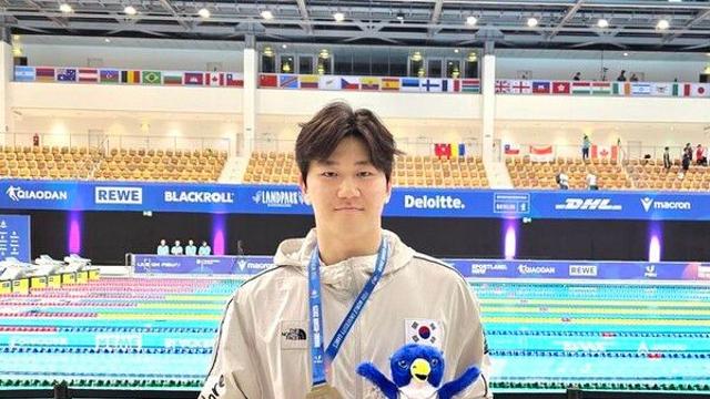 한국기록 보유자 윤지환, 하계U대회 배영 50m 은메달 '아! 0.02초'