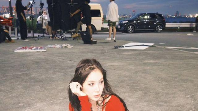 소유, 강렬한 레드 톱과 와이드 팬츠로 연출한 쿨 스트릿룩