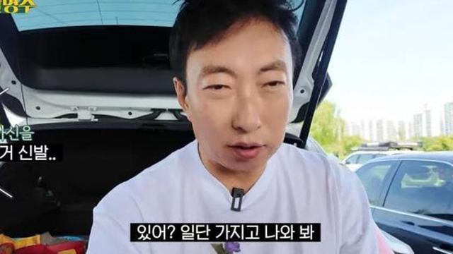 박명수한테 신발 들고 가기 머니깐 신고 가라는 시덕코디.jpg