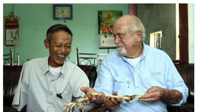 군인이 잃어버린 걸 50년만에 돌려주는 군의관.JPG