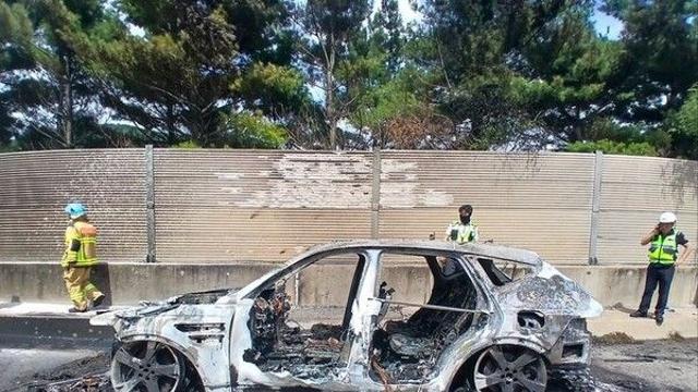 중부내륙고속도로 달리던 SUV '불 활활'…인명피해 없어