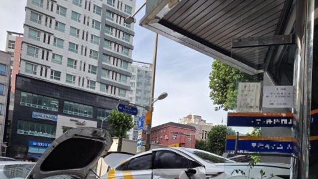택시가 택시 들이받아 건물과 충돌…운전자 1명 부상