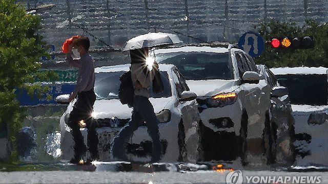 [날씨] 서울 33도·대구 35도 '찜통더위'…내륙엔 소나기