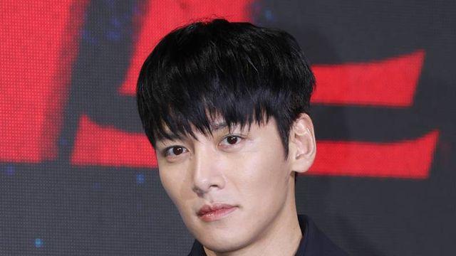 ‘진짜 어른 남자’ 지창욱, 공항 미담 주인공 “좋게 봐주셔서 감사”