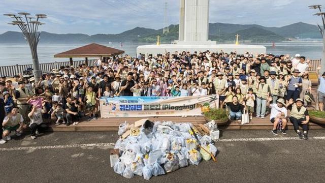 “벌써 30년째” 볼보그룹코리아, 창원 해변서 플로깅 활동… 250명 참여