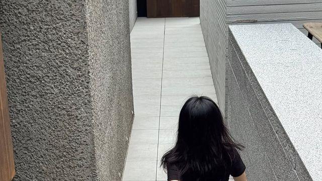 얼굴은 거들 뿐…이새롬, 뒷모습만으로 '힙스터' 분위기 압살