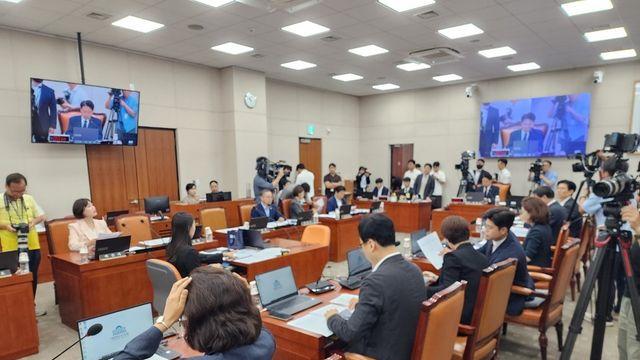 교육 차관 “AI교과서 교육자료가 장기적으로 장점 훨씬 많아”