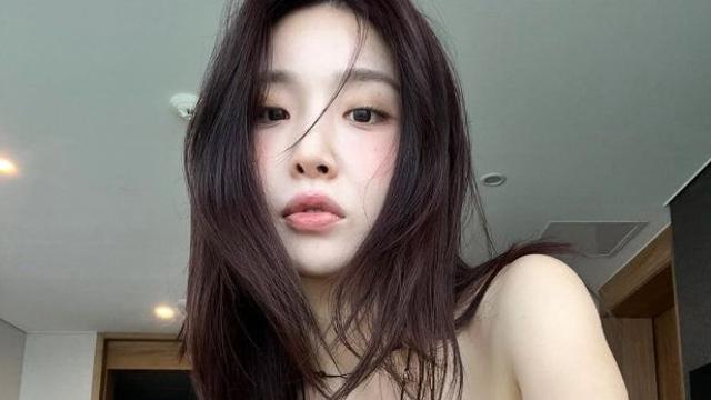 브브걸 유나, 공항 바닥에서 뭐해…엉뚱하고 귀여워 [DA★]