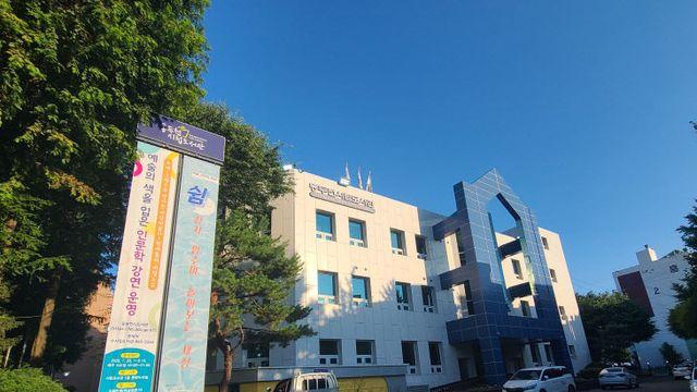 ‘여름, 꽃을 그리다’ 동두천시 시립도서관 로비 전시