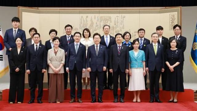 李在明向多个部门长官颁发任命书