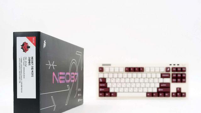 8,000mAh 배터리에 스위치 윤활까지! 1stPlayer NEO87 크림 버건디 vs. 스텔라 텐키리스 키보드 [써보니]