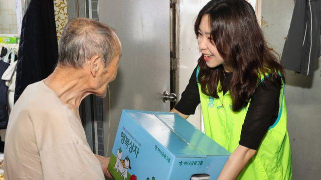 하나금융, 폭염 취약계층 위해 ‘시원한 여름나기 행복상자’ 전달