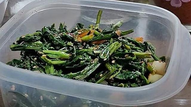 7월 입맛 살려주는 왕고들빼기, 보기 좋게 먹으려면 반드시 '이 물' 넣으세요
