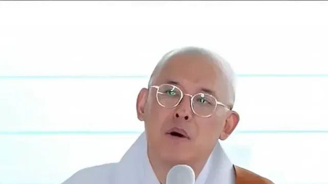 [스압] 동남아 스님: 한국 스님들은 왜 부처님처럼 안 입으시나요?,,