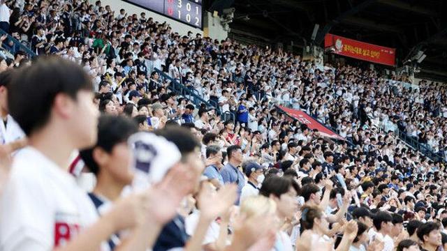 폭염도 못 말린 열기…한화-두산 맞대결에 잠실 연이틀 '만원'