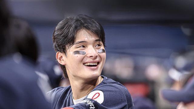 머리 쪽 공 맞고도 동료 먼저 진정시킨 윤동희…헤드샷 공포 시달렸던 롯데 ‘철렁’