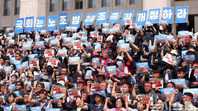민주노총, 전국 민주당 당사 점거농성 돌입…