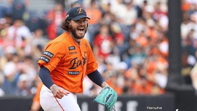 '규격 외 투타 괴물' 폰세와 안현민, MVP 경쟁 '점입가경'