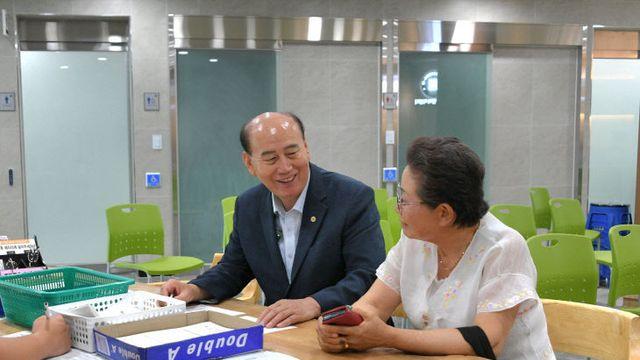 박형덕 시장, 민생회복 소비쿠폰 발급 현장 점검