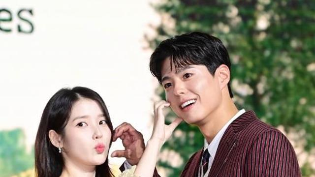 박보검, 아이유 깜짝 방문에 눈물…꽃다발 주며 무릎 꿇었다 “로맨틱♥” (더 시즌즈)[엑’s 이슈]
