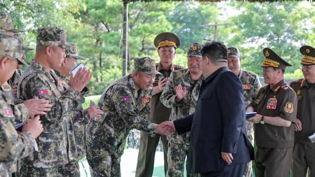 김정은, 포사격훈련 경기 참관…