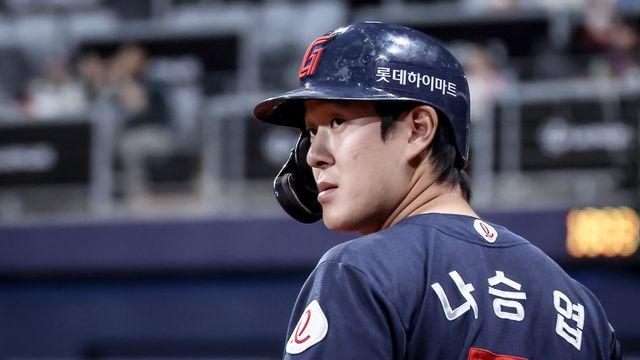 “일단 쓴다. 우리 중심타자 할 선수다”…슬럼프 빠진 롯데 나승엽 향한 김태형 감독의 뚝심