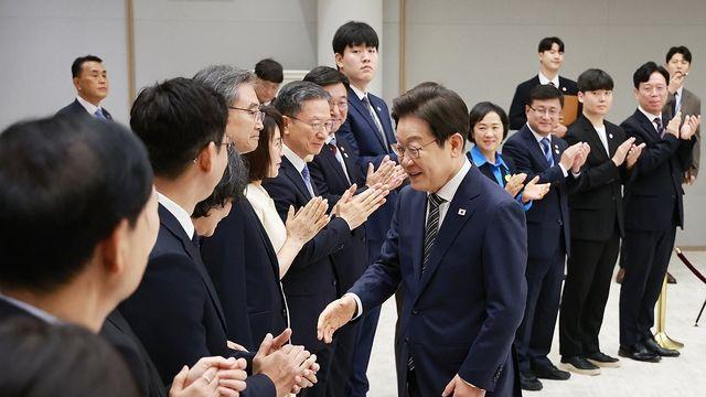 李대통령, 신임장관에 임명장…