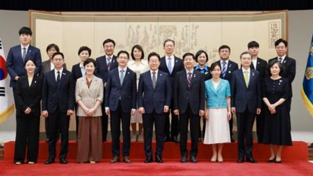 李대통령, 신임 국무위원에 당부…