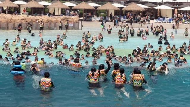 韩国民众夏日戏水纳凉