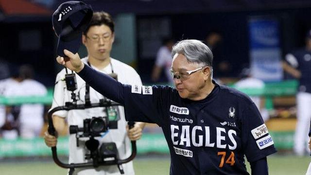 '두 번째 10연승' 한화 김경문 감독 