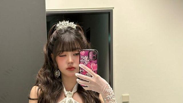 장원영, 영화 속 공주도 울고 갈 ‘비즈 홀터넥’…대기실 셀카가 명화