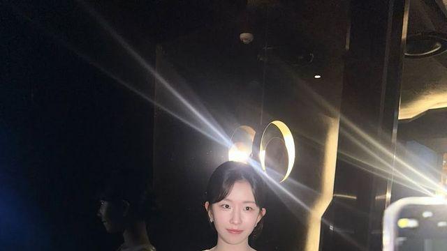 어둠 속에서 더 빛나는 윤가이의 ‘순백 아우라’