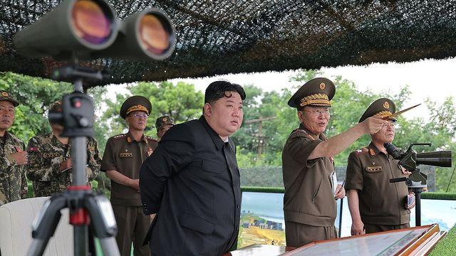 김정은, 포사격훈련 참관…”확실한 억제력은 철저한 주적 관점”