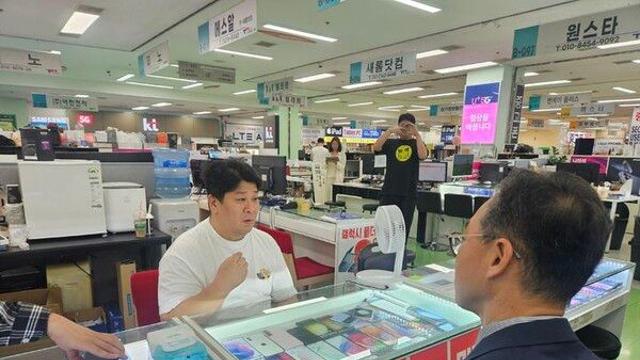 휴대폰 상가 찾은 방통위 현장 점검…