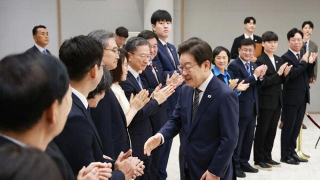 “공무원이 열심히 하면 국민이 편해진다”...이재명 대통령, 신임 장관에 임명장 수여