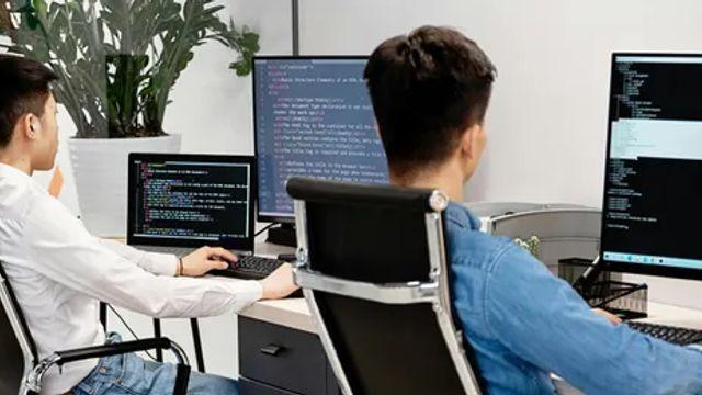 [밈과함께] “올 여름엔 휴가 대신 일터” 남성이 여성보다 많다