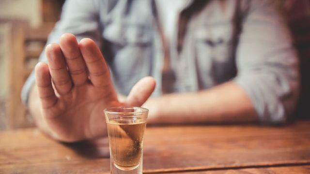 매일 술 마시던 사람이 금주한다면?…몸의 생기는 변화